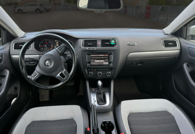 Volkswagen Jetta Mk6 vuokra-auto Suomessa